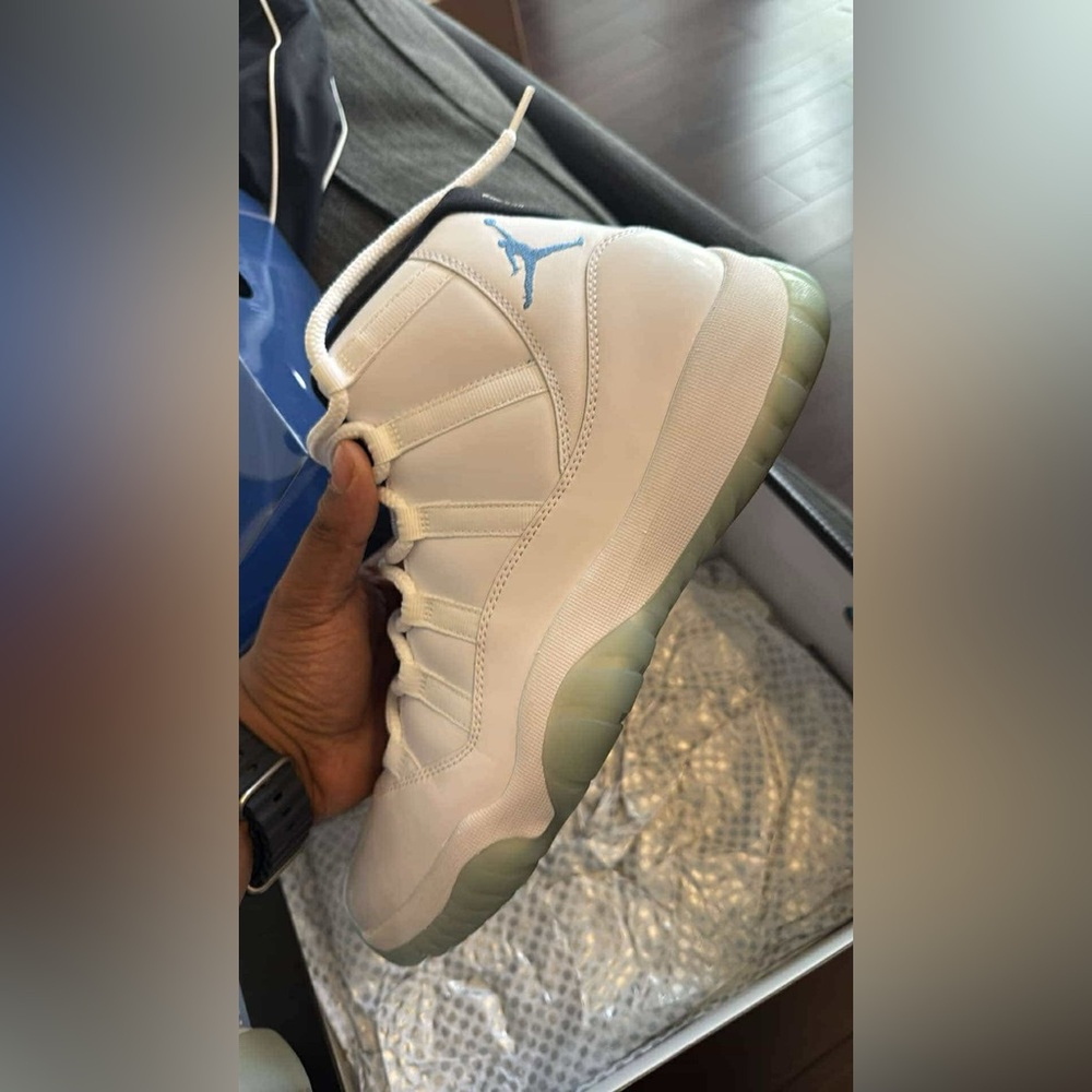 Worn legend blue 11s no box. Men’s 11